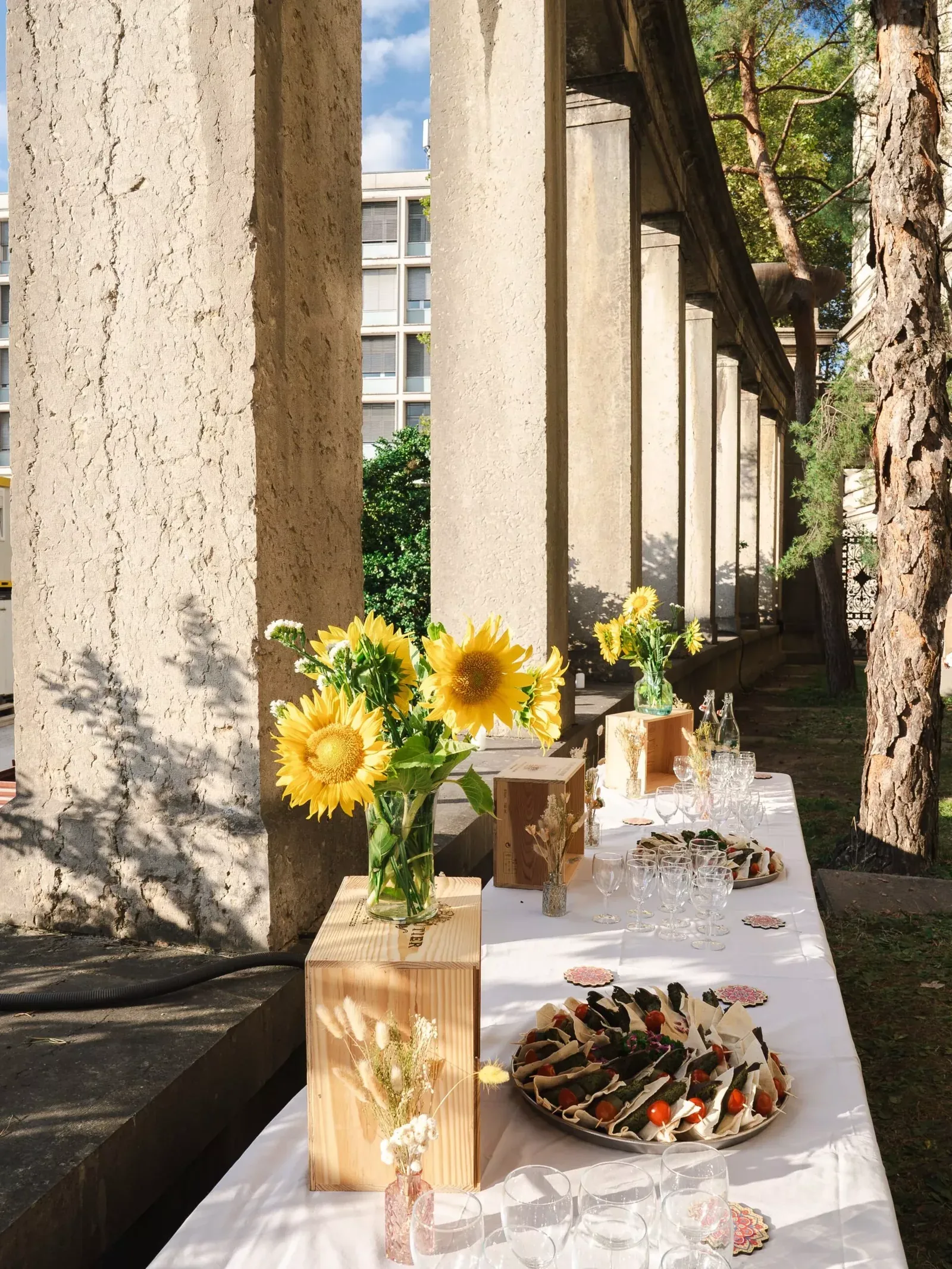 Buffet traiteur Little Persia avec tournesols