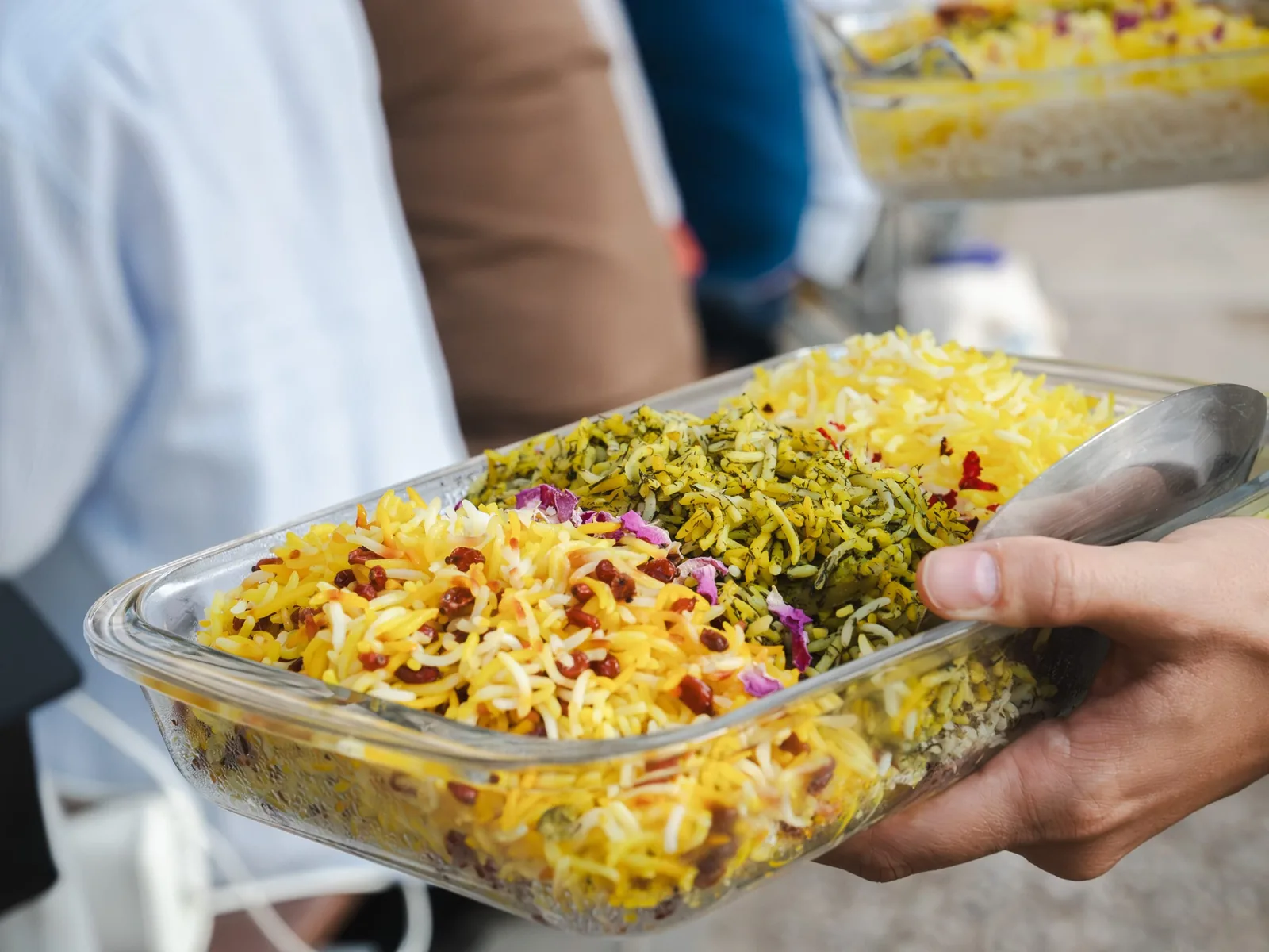 Riz safrané et plats colorés