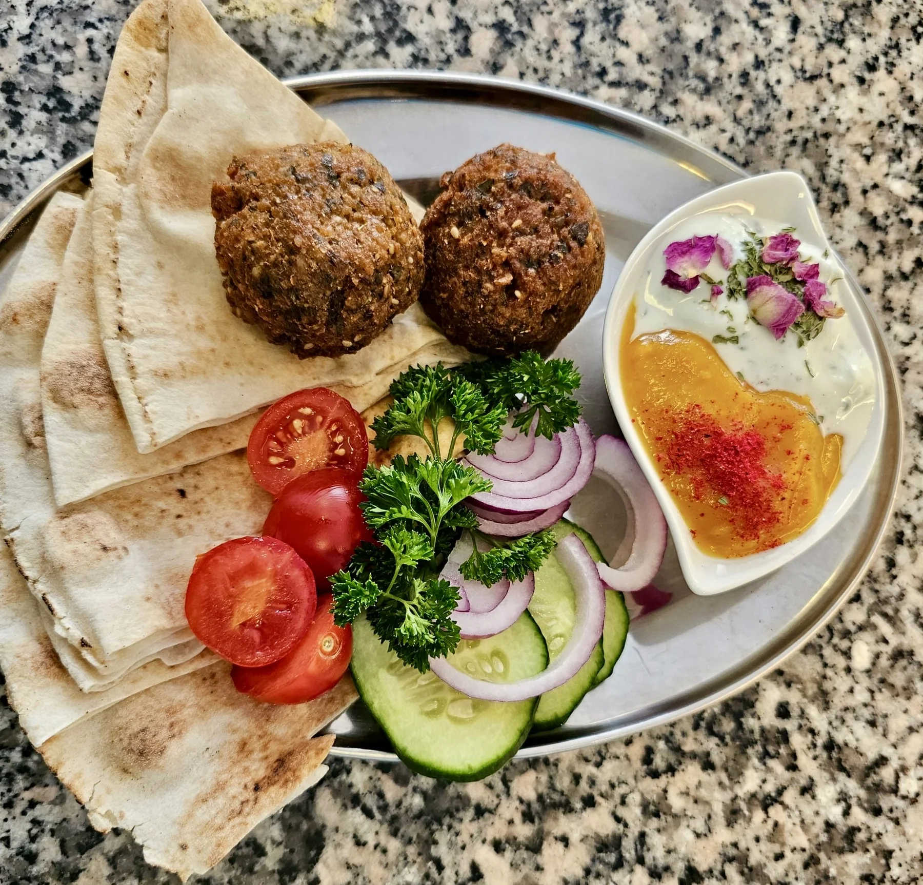 Koofteh avec pain et crudités