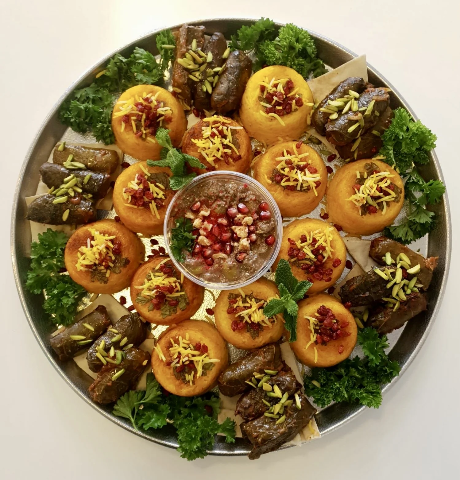 Plateau festif tahchin et dolmeh