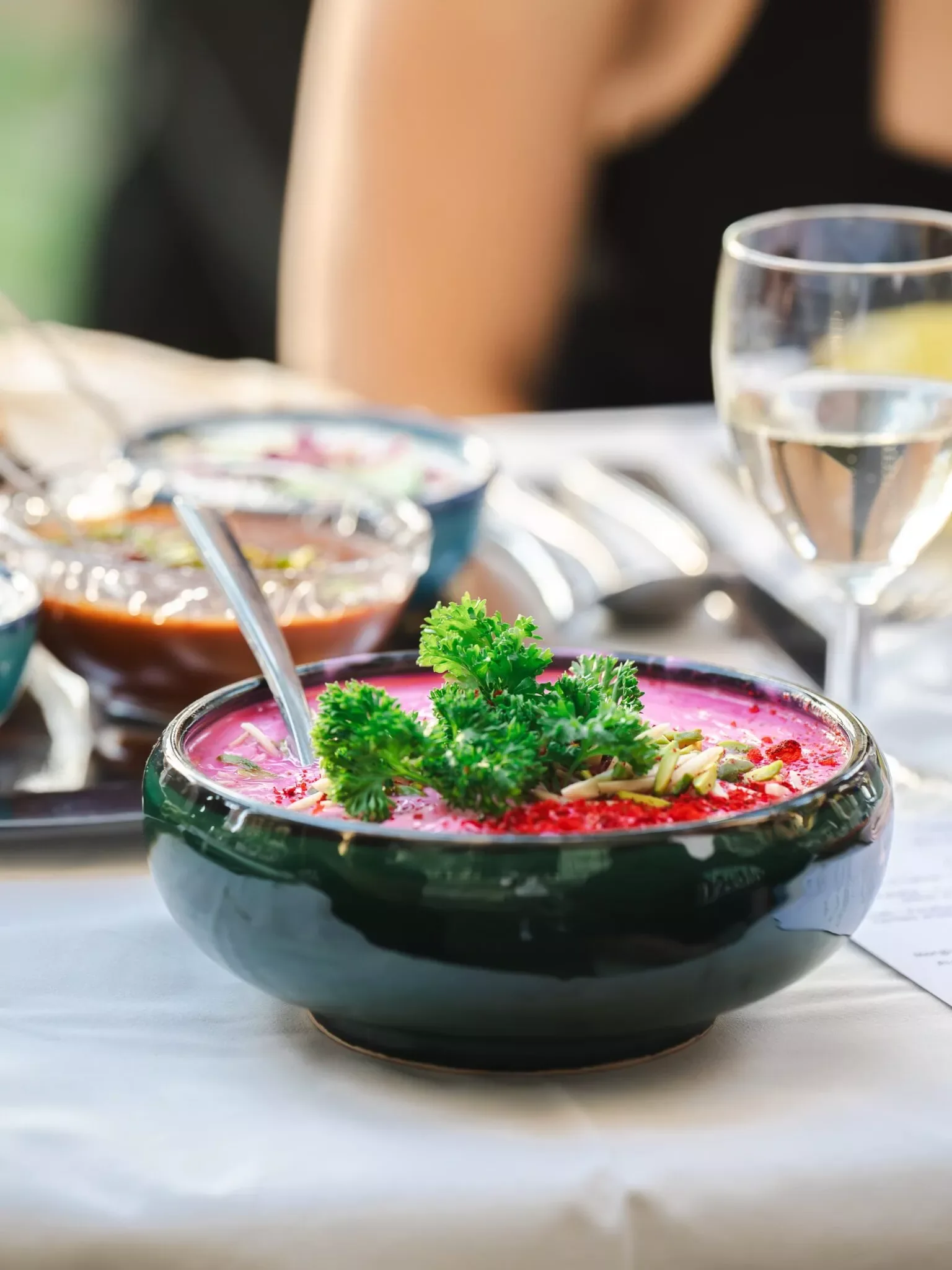 Soupe rose à la betterave, herbes et pistaches