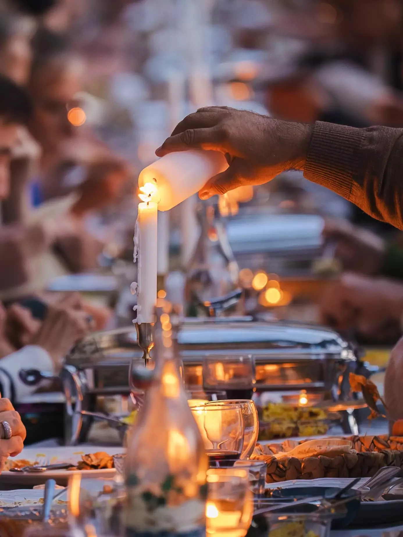 Allumage des bougies — Dîner à la bougie